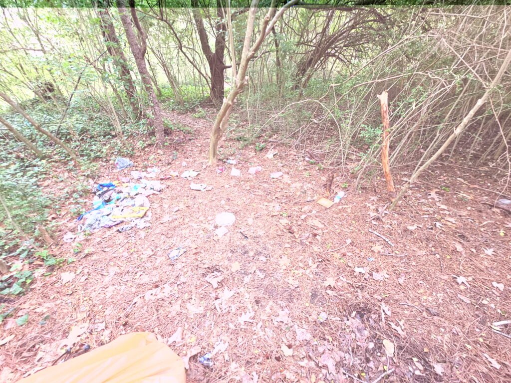 Lots of trash on the ground!